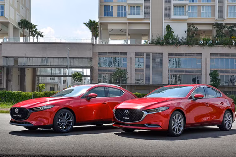 Các đại lý đang có ưu đãi cho 2 dòng xe Mazda3 và CX-5. Bản thấp nhất của Mazda3 là 1.5L Deluxe giảm 40 triệu đồng còn 659 triệu đồng, trong khi hai bản cao hơn gồm 1.5L Luxury và 1.5L Premium cùng giảm khoảng 55 triệu đồng, còn 664 và 734 triệu đồng. Khách mua xe cũng được tặng thêm bộ phụ kiện.
