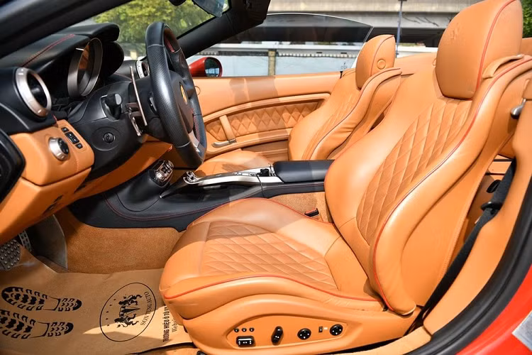 Siêu xe mui trần Ferrari California được ra mắt từ năm 2008 và đến nay luôn là mẫu xe "không tuổi" trong dòng siêu xe mui trần của hãng xe "ngựa chồm", năm 2017, hãng xe Ferrari đã khai tử dòng California để trình làng phiên bản kế tiếp mang tên Ferrari Portofino. Ferrari California là dòng siêu xe chuyên về mui trần nên xe sở hữu bộ mui xếp cứng chỉ mất khoảng 15 giây để đóng hoặc hạ mui.