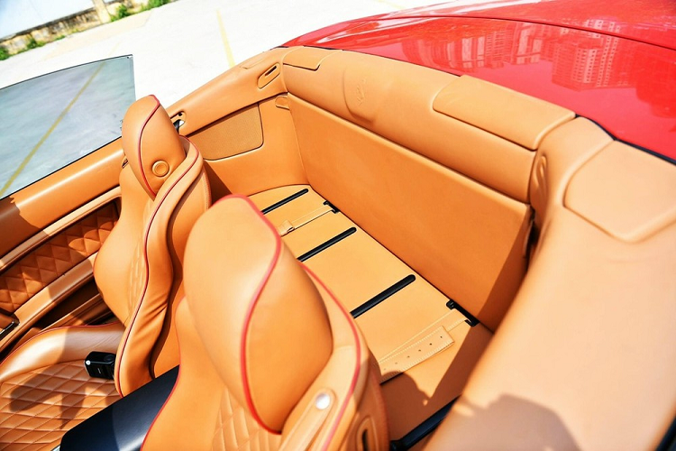 So với thể hệ thứ 2, thiết kế của Ferrari California gây ấn tượng nhất chính là ống xả kép xếp hai tầng rất thú vị. Dòng siêu xe mui trần Ferrari California sử dụng động cơ V8 đặt trước có dung tích 4.3 lít, kết hợp cùng hệ thống phun xăng trực tiếp GDI nhờ đó giúp xe sản sinh ra công suất tối đa 460 mã lực tại vòng tua máy 7.500 vòng/phút và mô-men xoắn cực đại 485 Nm.