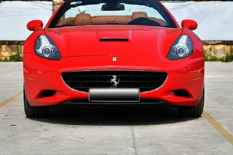 Động cơ trên siêu xe mui trần Ferrari California đang đươc chào bán sẽ kết hợp cùng hộp số tự động ly hợp kép 7 cấp, nhờ đó, Ferrari California chỉ mất thời gian 4 giây để tăng tốc lên 100 km/h kể từ lúc đứng yên. Vận tốc tối đa của siêu xe mui trần Ferrari California là 310 km/h