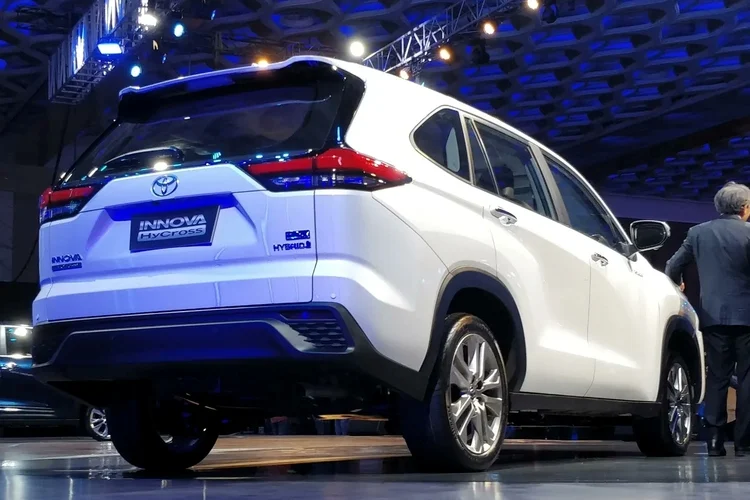 Cụm đèn hậu dạng LED cũng mang đến sự hiện đại và năng động cho Toyota Innova 2023. Khoang nội thất Toyota Innova 2023 cũng có thiết kế hiện đại với các chi tiết sắp đặt theo phương ngang và dọc.