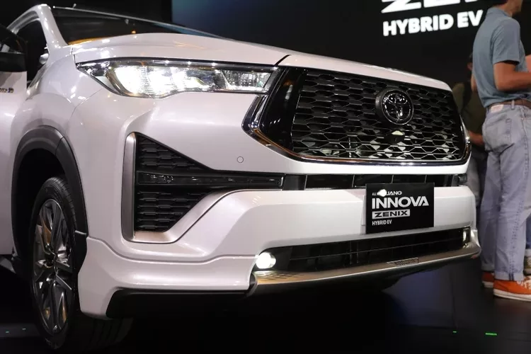 Cụm đèn pha LED được thiết kế hiện đại, nằm ngang và vuốt mảnh so với thế hệ trước, khá giống với kiểu đèn pha của Fortuner hiện tại.