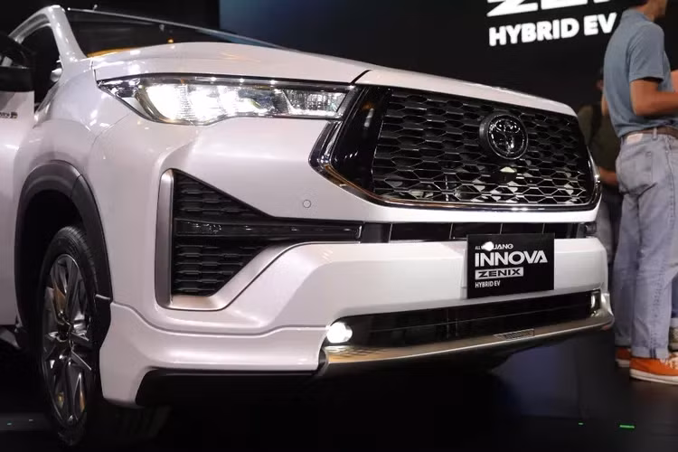 Cụm đèn pha LED được thiết kế hiện đại, nằm ngang và vuốt mảnh so với thế hệ trước, khá giống với kiểu đèn pha của Fortuner hiện tại.