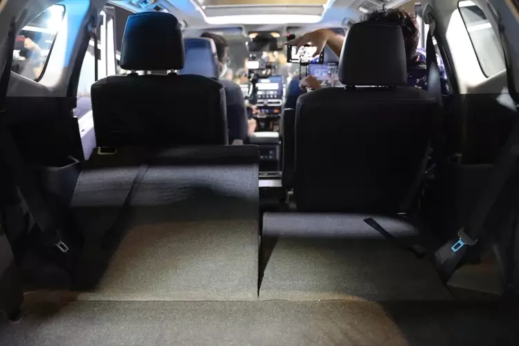 Trong khi động cơ hybrid mới kết hợp động cơ xăng 2.0L (150 mã lực, 187 Nm) và động cơ điện (111 mã lực, 205 Nm) cho tổng công suất lên 183 mã lực.