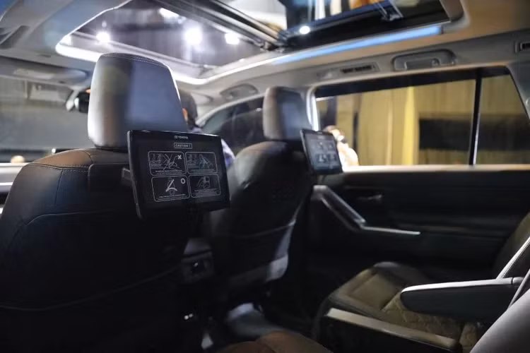 Nhờ vậy khi gập hàng ghế thứ 3, khoang hành lý Toyota Innova 2023 có không gian hữu ích lớn hơn, sàn phẳng và thấp hơn, chất được nhiều hành lý hơn.