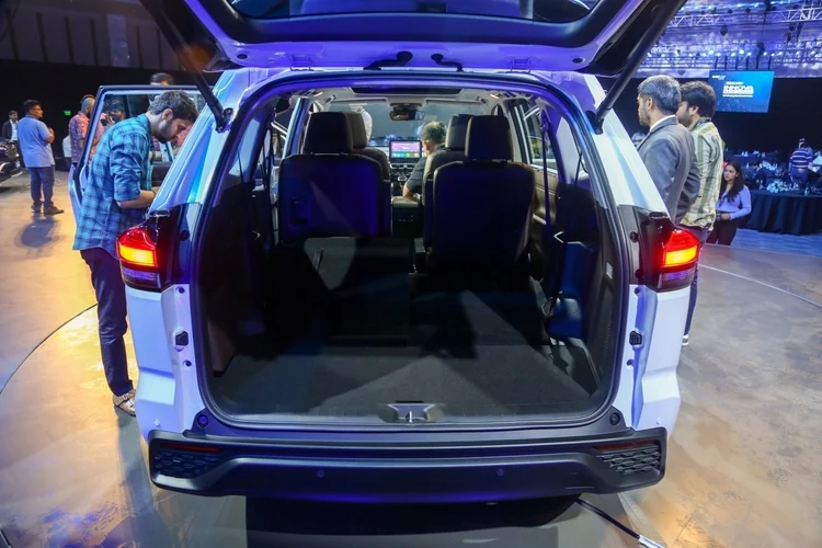 Ngoài ra, Toyota Innova 2023 bản cao cấp nhất được nâng cấp Toyota Safety Sense 3.0, cảnh báo điểm mù và camera 360 độ giúp nâng tầm bảo vệ người lái và hành khách trên xe. Toyota cũng chưa công bố giá bán của Innova Hycross tại thị trường Ấn Độ, mẫu MPV này sẽ được mở bán vào tháng 1/2023.