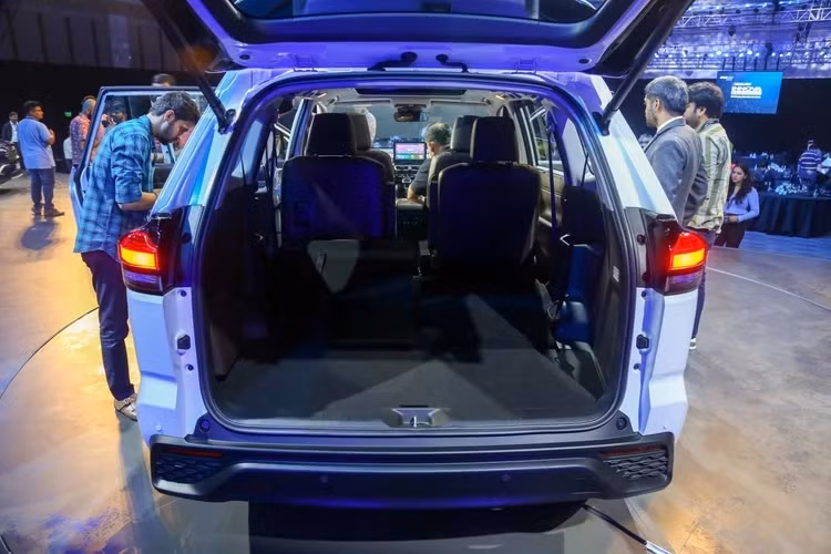 Ngoài ra, Toyota Innova 2023 bản cao cấp nhất được nâng cấp Toyota Safety Sense 3.0, cảnh báo điểm mù và camera 360 độ giúp nâng tầm bảo vệ người lái và hành khách trên xe. Toyota cũng chưa công bố giá bán của Innova Hycross tại thị trường Ấn Độ, mẫu MPV này sẽ được mở bán vào tháng 1/2023.