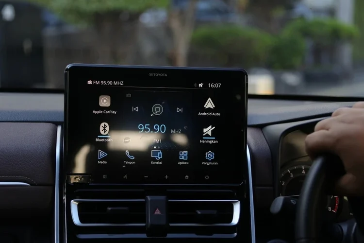 Điều khiển điều hòa đã hiện đại hơn với giao diện chỉnh điện kết hợp màn hình. Cần số cũng thiết kế hiện đại hơn cùng với phanh tay điện tử, Drive Mode 3 chế độ, EV Mode...