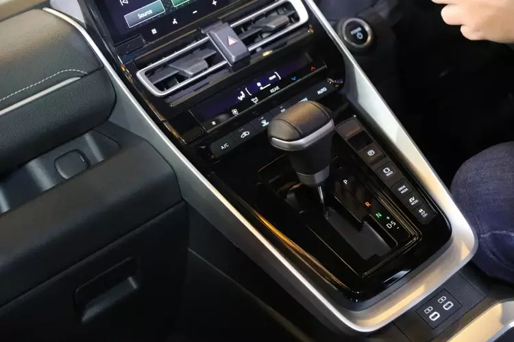 Hàng ghế sau là hai ghế ngồi độc lập kiểu Ottoman với bệ đỡ chân sang trọng. Hàng ghế thứ ba trên Innova 2023 có thiết kế gập phẳng theo tỷ lệ 50:50, không còn kiểu lật ngang như thế hệ trước.