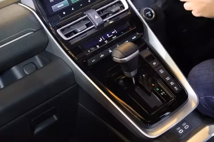 Hàng ghế sau là hai ghế ngồi độc lập kiểu Ottoman với bệ đỡ chân sang trọng. Hàng ghế thứ ba trên Innova 2023 có thiết kế gập phẳng theo tỷ lệ 50:50, không còn kiểu lật ngang như thế hệ trước.