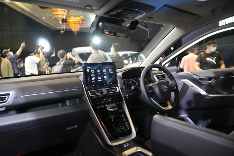 Trên những phiên bản động cơ hybrid, Toyota Innova 2023 sẽ trang bị đồng hồ lái kỹ thuật số với màn hình 7 inch, tương tự Corolla Cross hay Corolla Altis. Chính giữa hàng ghế trước, bệ điều khiển trung tâm được đặt cao hơn.