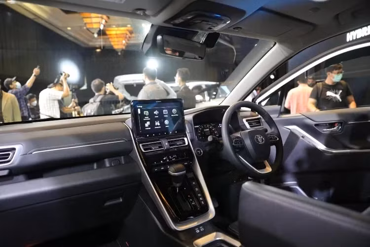 Trên những phiên bản động cơ hybrid, Toyota Innova 2023 sẽ trang bị đồng hồ lái kỹ thuật số với màn hình 7 inch, tương tự Corolla Cross hay Corolla Altis. Chính giữa hàng ghế trước, bệ điều khiển trung tâm được đặt cao hơn.