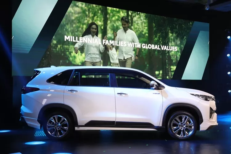 Tại Indonesia, Toyota Innova 2023 có thêm gói nâng cấp Modellista, bổ sung ốp cửa màu đen nhằm hạn chế trầy xước. Phía đuôi xe Toyota Innova 2023 cũng bổ sung những chi tiết ốp nhựa sần màu đen ở cản sau, nhấn mạnh phong cách SUV của thế hệ mới.