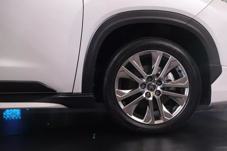 Ở bên hông, Toyota trang bị cho phiên bản cao nhất cụm la-zăng 5 chấu kép 18 inch và sơn màu bạc nhìn có phần đơn điệu. Tuy nhiên hốc bánh đã được ốp bảo vệ theo kiểu SUV.