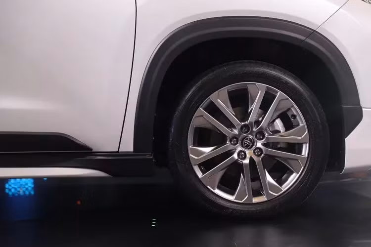 Ở bên hông, Toyota trang bị cho phiên bản cao nhất cụm la-zăng 5 chấu kép 18 inch và sơn màu bạc nhìn có phần đơn điệu. Tuy nhiên hốc bánh đã được ốp bảo vệ theo kiểu SUV.