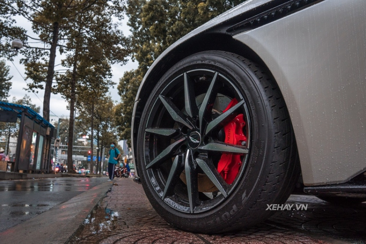 Nổi bật trên nước sơn trắng muốt của xe là một số chi tiết màu đen bóng như líp trước, ốp gương chiếu hậu, cánh gió hông, nóc xe và bộ khuếch tán sau.