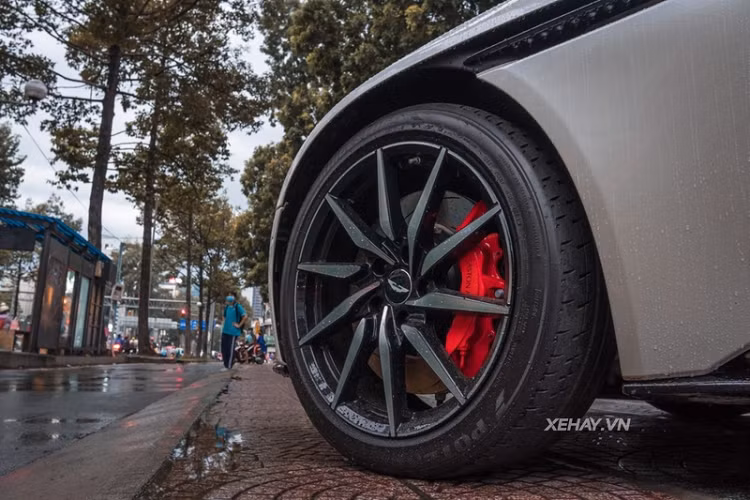 Nổi bật trên nước sơn trắng muốt của xe là một số chi tiết màu đen bóng như líp trước, ốp gương chiếu hậu, cánh gió hông, nóc xe và bộ khuếch tán sau.