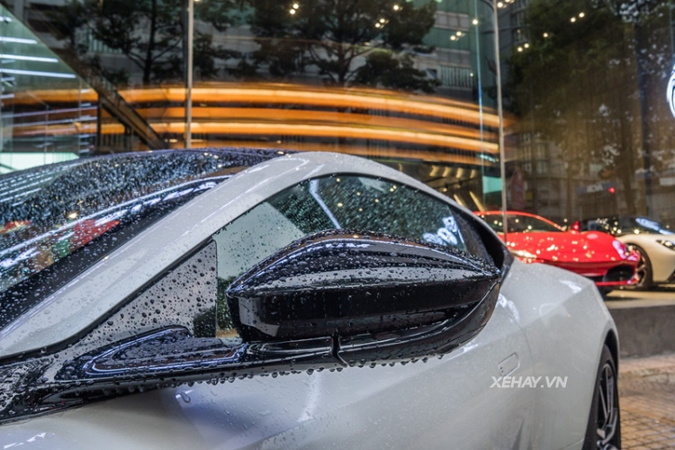 Cung cấp sức mạnh cho Aston Martin DB11 V8 là cỗ máy tăng áp kép V8 4.0L cho công suất 503 mã lực và mô men xoắn cực đại 675 Nm, kết hợp hộp số tự động ZF 8 cấp và hệ dẫn động cầu sau cho phép xe tăng tốc từ 0 – 100 km/h trong vòng 4 giây trước khi đạt đến vận tốc tối đa 301 km/h.