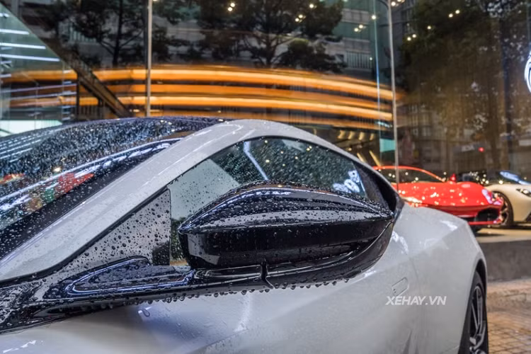 Cung cấp sức mạnh cho Aston Martin DB11 V8 là cỗ máy tăng áp kép V8 4.0L cho công suất 503 mã lực và mô men xoắn cực đại 675 Nm, kết hợp hộp số tự động ZF 8 cấp và hệ dẫn động cầu sau cho phép xe tăng tốc từ 0 – 100 km/h trong vòng 4 giây trước khi đạt đến vận tốc tối đa 301 km/h.