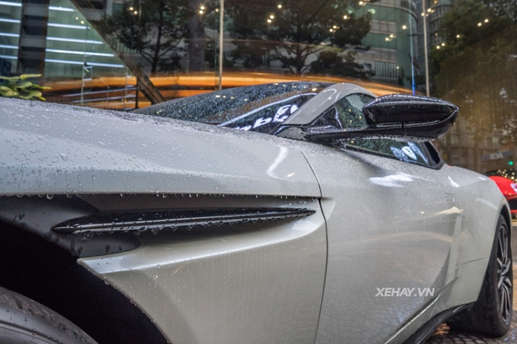 Xe sở hữu bộ mâm 10 chấu, kích thước 20 inch sơn đen được cắt vát dạng kim cương, đi kèm cùm phanh màu đỏ nổi bật.