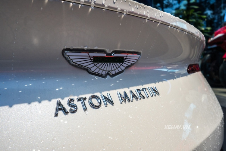 Đuôi xe gây chú ý với cụm đèn hậu sắc sảo và hệ thống ống xả tròn sơn đen nhám.