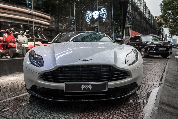 Xe được trang bị lưới tản nhiệt nan ngang sơn đen bóng đặc trưng cùng đèn pha sắc sảo với dải LED ban ngày ấn tượng. Trên nắp ca-pô của DB11 V8 có 2 khe tản nhiệt cỡ lớn thay vì 4 khe như bản DB11 V12.