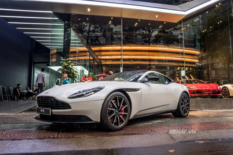 Chiếc Aston Martin DB11 tại Sài Gòn này là chiếc thứ 6 về Việt Nam, xe sở hữu ngoại thất màu trắng Morning Frost White kết hợp nội thất màu xám Dark Mocha và vàng Copper Tan. Xe đã chạy được khoảng 1.450 km và hiện đang trong quá trình tìm chủ nhân mới.