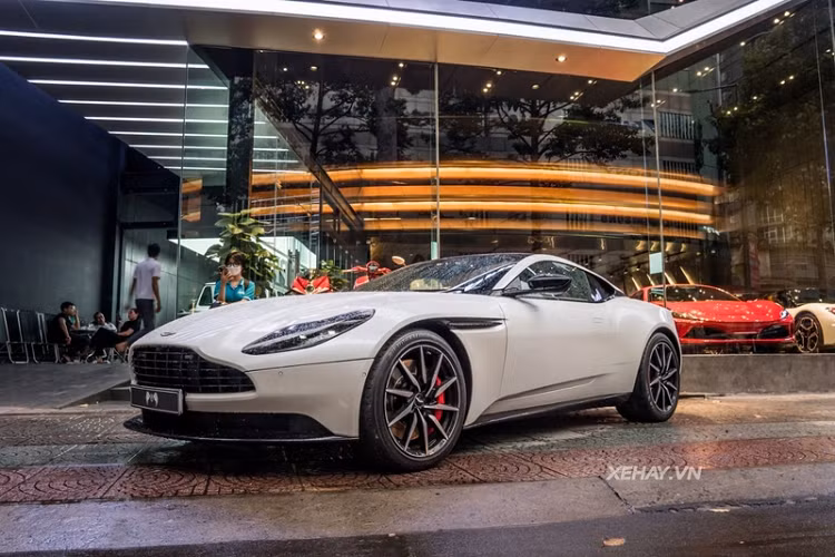 Chiếc Aston Martin DB11 tại Sài Gòn này là chiếc thứ 6 về Việt Nam, xe sở hữu ngoại thất màu trắng Morning Frost White kết hợp nội thất màu xám Dark Mocha và vàng Copper Tan. Xe đã chạy được khoảng 1.450 km và hiện đang trong quá trình tìm chủ nhân mới.