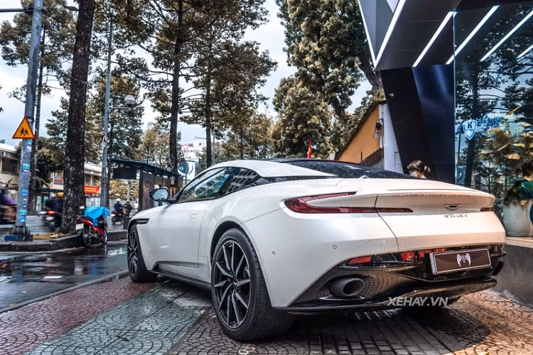 Được biết, mức giá xe Aston Martin DB11 V8 chính hãng tại thị trường Việt Nam hiện đang là 15,686 tỷ đồng.