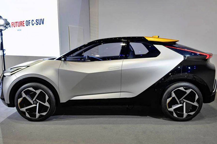 Tuy nhiên so với Small SUV EV, Toyota C-HR Prologue có một số thay đổi ở cản trước/sau, nóc và vành la-zăng. Những thay đổi này có phần phù hợp với một chiếc xe thương mại hơn.