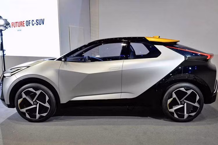 Tuy nhiên so với Small SUV EV, Toyota C-HR Prologue có một số thay đổi ở cản trước/sau, nóc và vành la-zăng. Những thay đổi này có phần phù hợp với một chiếc xe thương mại hơn.