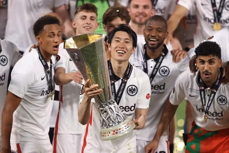 Daichi Kamada (Frankfurt, Nhật Bản): Ngoài 4 bàn, 3 kiến tạo tại Bundesliga 2021/22, Kamada là nhân tố chủ chốt giúp Frankfurt giành chức vô địch Europa League với 5 pha lập công. Cầu thủ người Nhật Bản đóng góp những bàn quan trọng vào lưới Betis, West Ham trong hành trình xưng vương của đội bóng nước Đức ở đấu trường châu lục. 