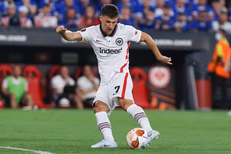 Kyogo Furuhashi (Celtic, Nhật Bản): Tuyển thủ Nhật Bản kết thúc mùa giải đầu tiên tại Celtic Park với 20 pha lập công sau 33 lần ra sân, đi kèm với đó là cú đúp danh hiệu quốc nội (vô địch Scotland và cúp liên đoàn). Trước đó, Celtic chỉ tốn 5,4 triệu euro để chiêu mộ Furuhashi từ Vissel Kobe. 