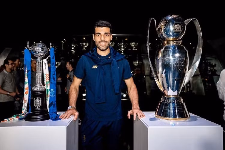 Mehdi Taremi (Porto, Iran): Taremi chơi thăng hoa trong 3 mùa giải gần nhất khi số bàn của anh đều vượt ngưỡng 20. 26 pha lập công của chân sút người Iran giúp Porto hoàn tất cú đúp vô địch quốc gia và giành cúp quốc gia ở mùa 2021/22.