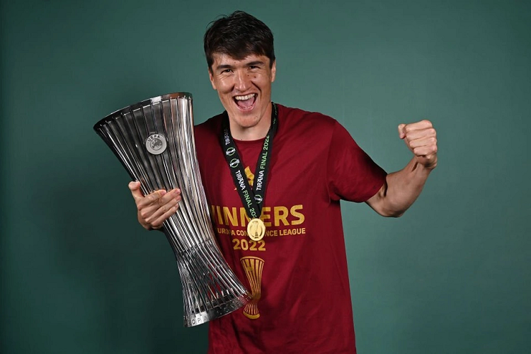  Eldor Shomurodov (AS Roma, Uzbekistan): Màn thể hiện tốt trong màu áo Genoa giúp Shomorodov được HLV Jose Mourinho để mắt và đưa đến Roma vào hè 2021. Tuyển thủ Uzbekistan đền đáp sự tin tưởng của "Người đặc biệt" bằng 6 bàn và 5 kiến tạo sau 39 lần ra sân. Shomurodov còn tạo cột mốc quan trọng khi trở thành cầu thủ Uzbekistan đầu tiên giành chức vô địch châu Âu (Europa Conference League).