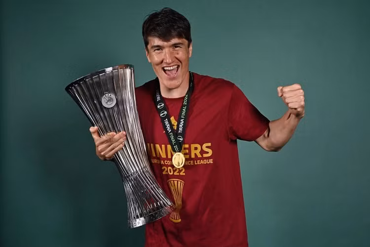  Eldor Shomurodov (AS Roma, Uzbekistan): Màn thể hiện tốt trong màu áo Genoa giúp Shomorodov được HLV Jose Mourinho để mắt và đưa đến Roma vào hè 2021. Tuyển thủ Uzbekistan đền đáp sự tin tưởng của "Người đặc biệt" bằng 6 bàn và 5 kiến tạo sau 39 lần ra sân. Shomurodov còn tạo cột mốc quan trọng khi trở thành cầu thủ Uzbekistan đầu tiên giành chức vô địch châu Âu (Europa Conference League).