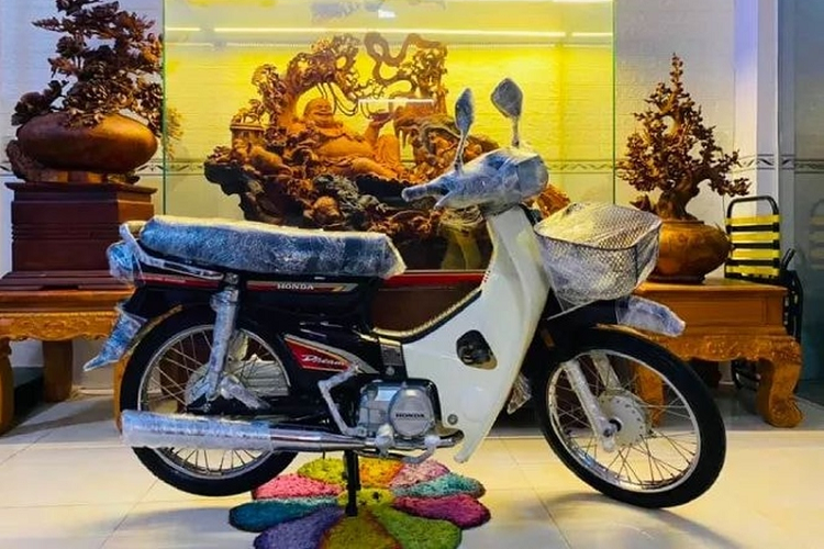 Được biết, chiếc Honda Dream II Thái Lan đời 2002 này chưa từng đổ xăng, xe còn nguyên đai nguyên kiện và vốn do một dân chơi ở Sài Gòn sưu tầm được vào năm 2017.