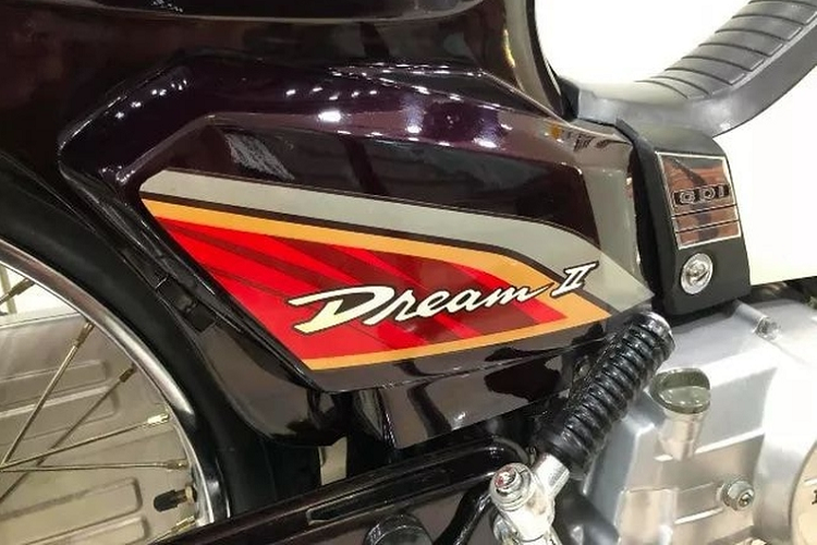 Chiếc trong bài trước đó được chủ nhân rao bán với giá lên tới 2 tỷ đồng nhưng anh Tiến đã thương lượng để chốt được giá 1,8 tỷ đồng nên theo anh đây chính là món hời. Chiếc Honda Dream II này đến nay còn chưa từng được đổ xăng, chưa từng nổ máy và lăn bánh.