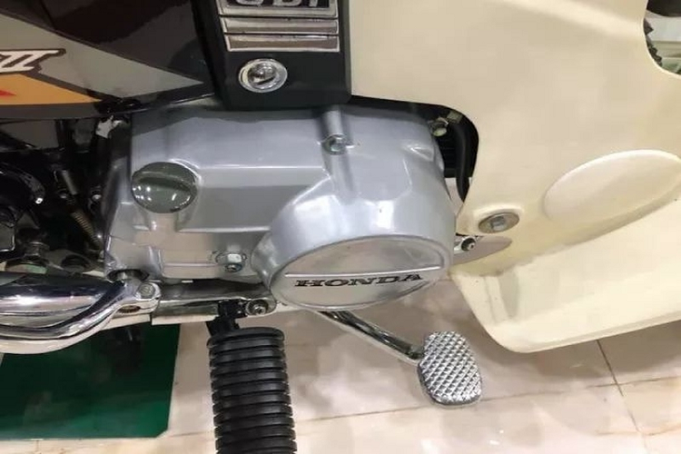 Theo một số người sành sỏi và đam mê sưu tầm xe máy tại Việt Nam cho rằng, để kiếm được chiếc Honda Dream II Thái Lan đời 2002 như thế này thực rất khó, thuộc vào “hàng hiếm có khó tìm” ở Việt Nam.