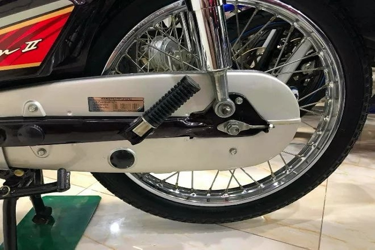 Mọi chi tiết trên chiếc xe thể hiện nó còn mới cứng, nguyên vẹn chưa hề vết xước nào. Một chiếc Honda Dream II Thái Lan đời 2002 còn nguyên đai nguyên kiện như vậy có lẽ cả Việt Nam không có chiếc thứ 2.