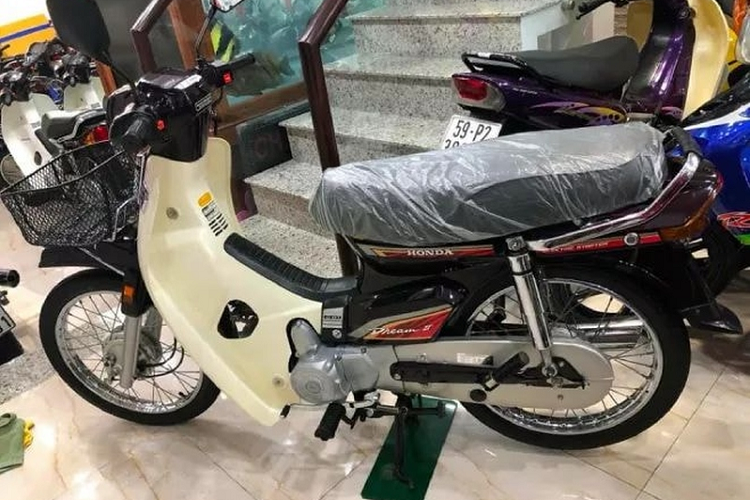 Nhiều người cho rằng với số tiền đó thì nên mua ôtô hoặc mua nhà đất đầu tư, nhưng với một người đam mê như anh Tiến thì anh lại có suy nghĩ khác bởi vì Honda Dream II đời 2002 bản Thái Lan còn mới nguyên hiện thuộc diện siêu hiếm ở Việt Nam.