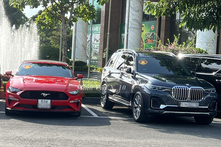 Ngoài dàn xe SUV cùng nhau trong 1 đám cưới ở Cần Thơ thu hút sự chú ý của cộng đồng mạng còn có 1 chiếc xe thể thao Ford Mustang màu đỏ góp mặt.
