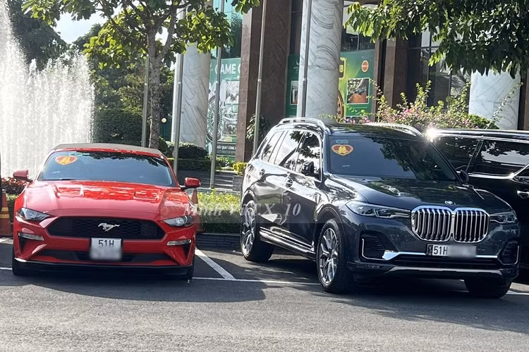 Ngoài dàn xe SUV cùng nhau trong 1 đám cưới ở Cần Thơ thu hút sự chú ý của cộng đồng mạng còn có 1 chiếc xe thể thao Ford Mustang màu đỏ góp mặt.