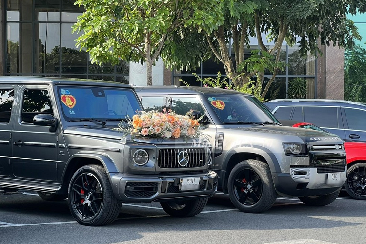 Về chiếc xe hoa Mercedes-AMG G63, mẫu SUV hạng sang này được sơn màu xám mờ, trên nắp capô gắn hoa cưới cỡ lớn. Những chiếc Mercedes-AMG G63 hiện đang được bán chính hãng 11,75 tỷ đồng còn các xe đã qua sử dụng từ 10,8 tỷ đến 13,5 tỷ đồng.