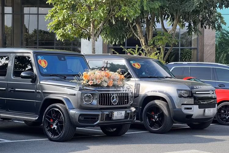 Về chiếc xe hoa Mercedes-AMG G63, mẫu SUV hạng sang này được sơn màu xám mờ, trên nắp capô gắn hoa cưới cỡ lớn. Những chiếc Mercedes-AMG G63 hiện đang được bán chính hãng 11,75 tỷ đồng còn các xe đã qua sử dụng từ 10,8 tỷ đến 13,5 tỷ đồng.