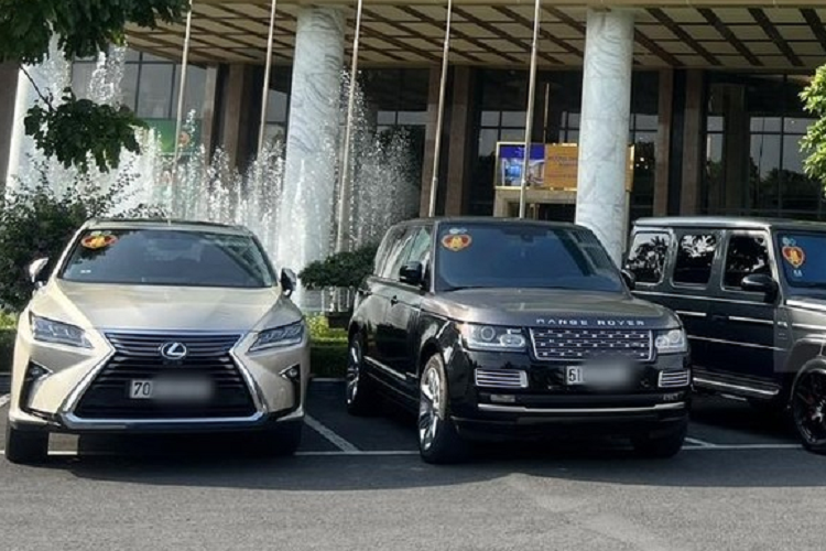 Sức mạnh này được truyền tới cả 4 bánh thông qua hộp số tự động AMG Speedshift Plus 9 cấp, nhờ đó, dòng xe được mệnh danh là "ông vua địa hình" có thể tăng tốc từ vị trí xuất phát lên 100 km/h chỉ trong thời gian 4,5 giây, tốc độ tối đa của xe đạt được là 220 km/h.