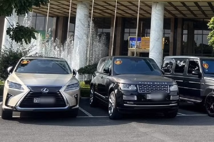 Sức mạnh này được truyền tới cả 4 bánh thông qua hộp số tự động AMG Speedshift Plus 9 cấp, nhờ đó, dòng xe được mệnh danh là "ông vua địa hình" có thể tăng tốc từ vị trí xuất phát lên 100 km/h chỉ trong thời gian 4,5 giây, tốc độ tối đa của xe đạt được là 220 km/h.