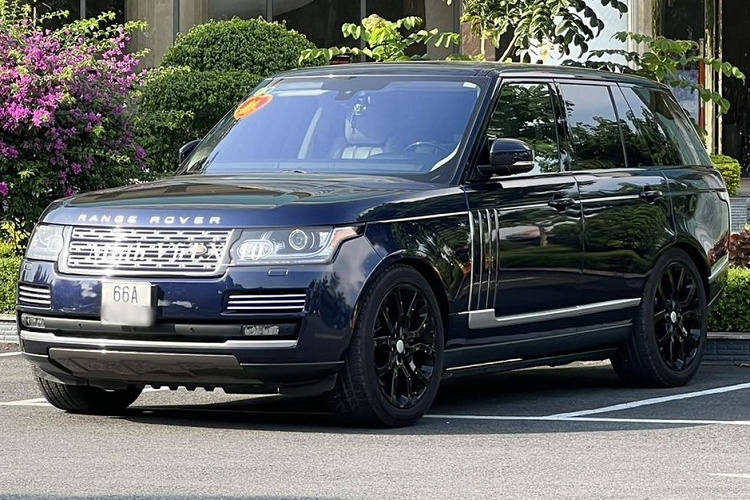 Dòng xe Mercedes-AMG G63 được trang bị khối động cơ xăng V8, tăng áp kép, dung tích 4.0 lít, sản sinh công suất tối đa 577 mã lực và mô-men xoắn cực đại 850 Nm.