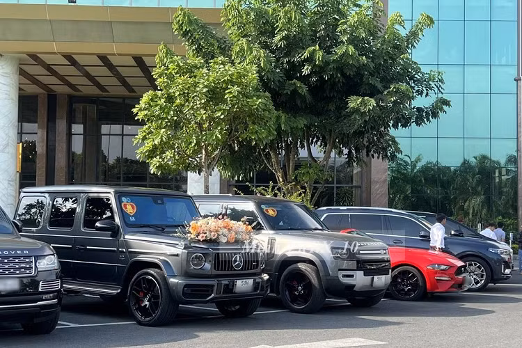 Điểm chung chính là những chiếc xe SUV hạng sang đắt tiền như Range Rover Autobiography, Land Rover Defender và đặc biệt là Mercedes-AMG G63 xuất hiện trong vai trò xe đưa dâu.