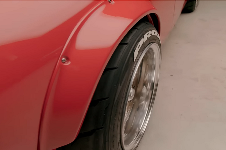 Trong video, Leno dường như rất nóng lòng được ngồi sau tay lái và thừa nhận rằng cách tận hưởng chiếc Datsun 1600 Roadster tuyệt nhất là lái xe bằng một tay trên vô lăng và tay kia thả ra ngoài cửa sổ. Trải nghiệm lái xe vi vu trên đường có cảm giác như đang lái động cơ V6 hoặc V8, và phản ứng chân ga giống như nhấn nút khởi động.